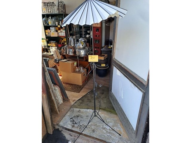Lot 101 - vintage vloerlamp papieren parasolkap wit - afbeelding 1 van  2