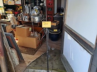 Lot 101 - vintage vloerlamp papieren parasolkap wit - afbeelding 1 van  2