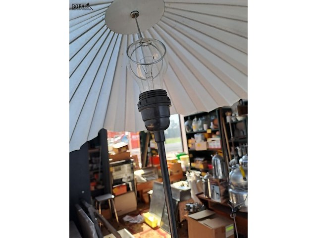 Lot 101 - vintage vloerlamp papieren parasolkap wit - afbeelding 2 van  2