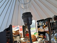 Lot 101 - vintage vloerlamp papieren parasolkap wit - afbeelding 2 van  2