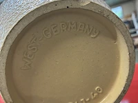Lot 101 - vintage west-duitse keramieken schenkkan/vaas - afbeelding 3 van  3
