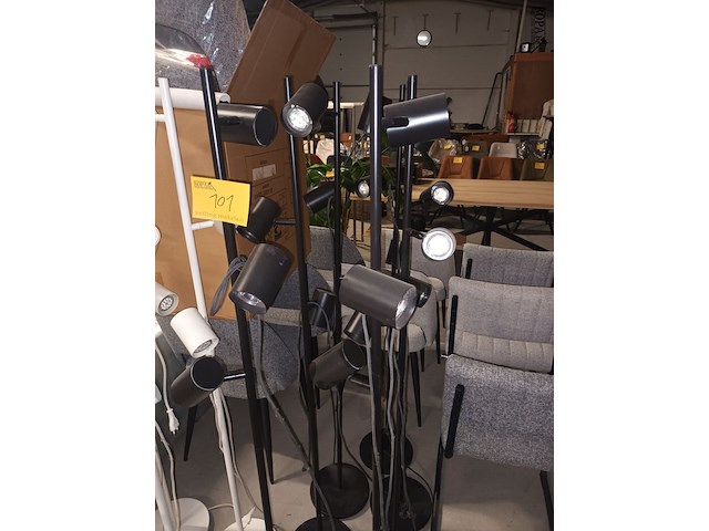 Lot 101 - vloerlampen ikea zwart. 7 stuks - afbeelding 1 van  4