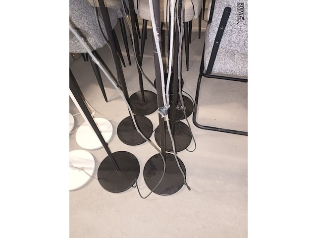 Lot 101 - vloerlampen ikea zwart. 7 stuks - afbeelding 2 van  4