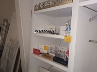 Lot 101 - winkel wandkast - afbeelding 1 van  2