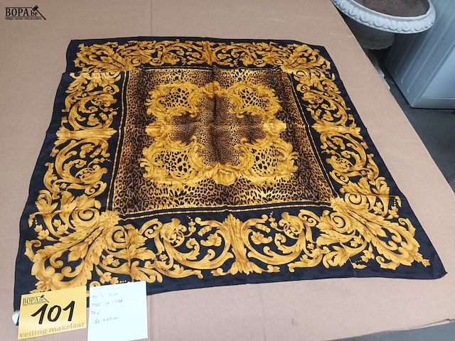 Lot 101 - zijden sjaal - afbeelding 1 van  3