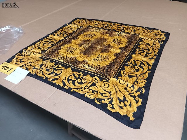 Lot 101 - zijden sjaal - afbeelding 2 van  3