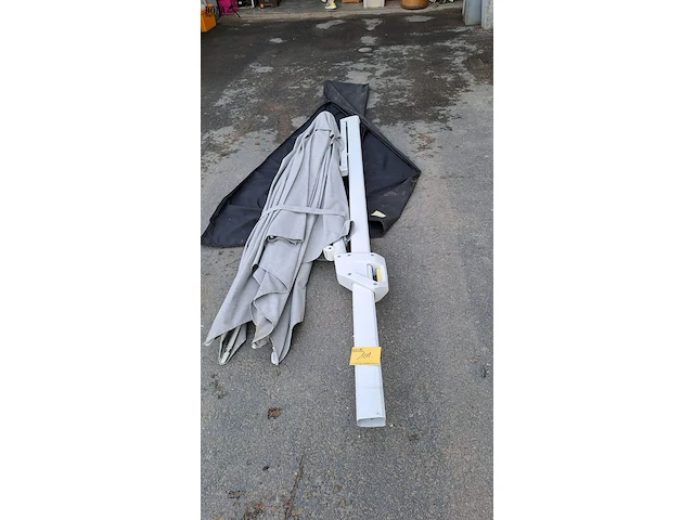 Lot 101 - zweefparasol merk life - afbeelding 1 van  4