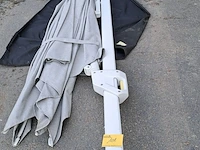 Lot 101 - zweefparasol merk life