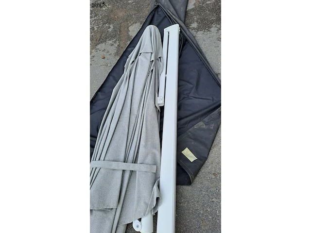 Lot 101 - zweefparasol merk life - afbeelding 3 van  4