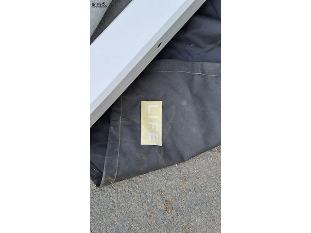 Lot 101 - zweefparasol merk life - afbeelding 4 van  4