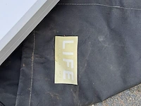Lot 101 - zweefparasol merk life - afbeelding 4 van  4