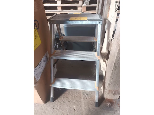 Lot 102 - aluminium trapje - afbeelding 1 van  4