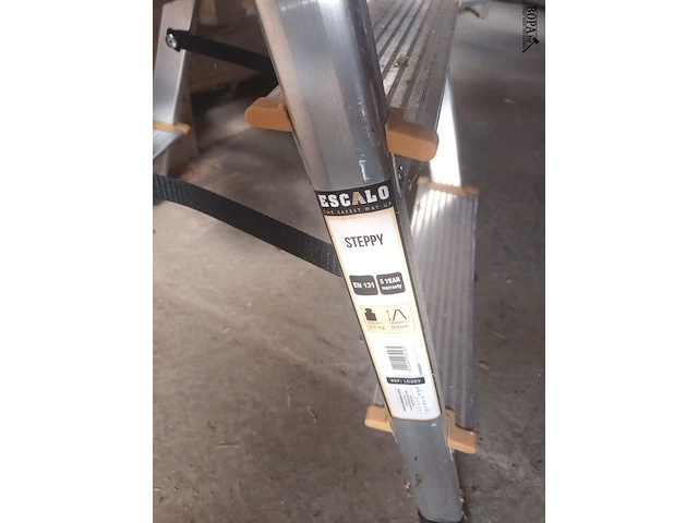 Lot 102 - aluminium trapje - afbeelding 3 van  4