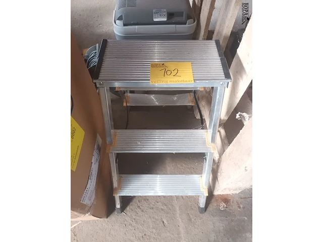 Lot 102 - aluminium trapje - afbeelding 4 van  4