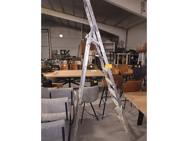 Lot 102 - aluminium trapladder - afbeelding 2 van  2
