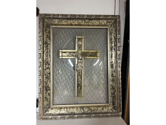 Lot 102 - antiek religieus kruisbeeld - afbeelding 1 van  1