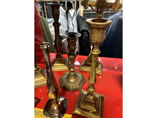 Lot 102 - antieke messing kandelaars - afbeelding 3 van  3