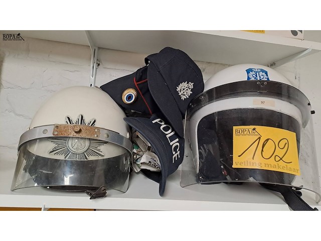 Lot 102 - belgische politie helmen en petten - afbeelding 1 van  4
