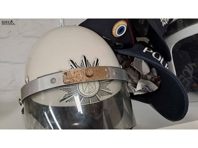 Lot 102 - belgische politie helmen en petten - afbeelding 2 van  4