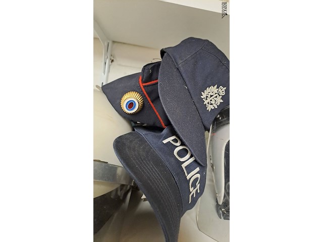 Lot 102 - belgische politie helmen en petten - afbeelding 3 van  4