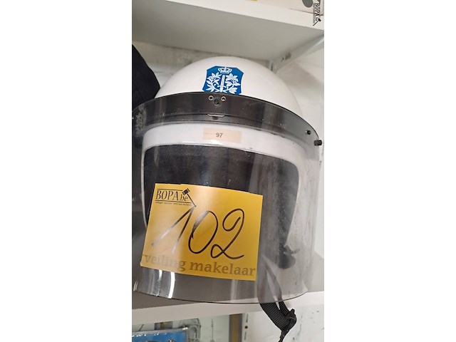 Lot 102 - belgische politie helmen en petten - afbeelding 4 van  4