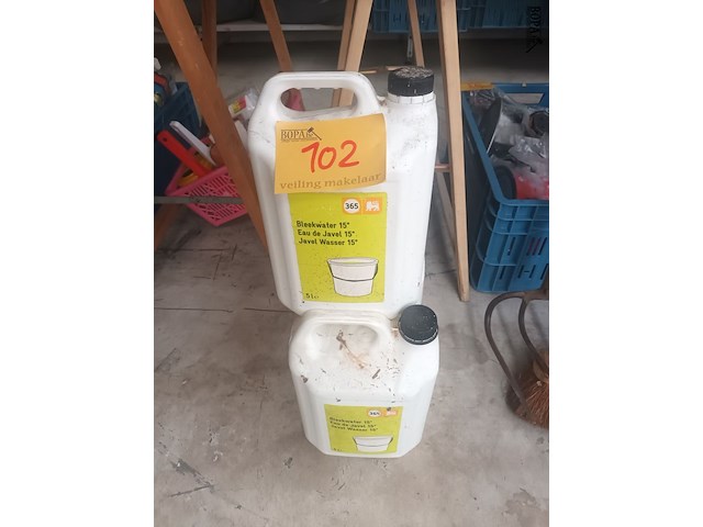 Lot 102 - bidon bleekwater 5 liter. 3 stuks - afbeelding 1 van  3
