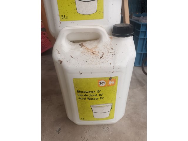 Lot 102 - bidon bleekwater 5 liter. 3 stuks - afbeelding 2 van  3