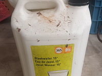 Lot 102 - bidon bleekwater 5 liter. 3 stuks - afbeelding 2 van  3