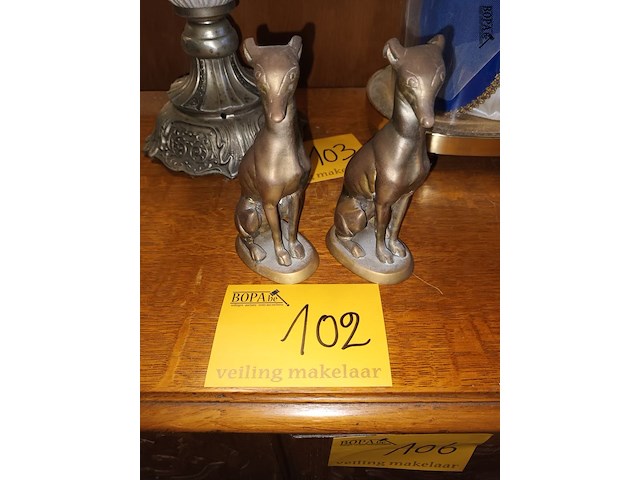 Lot 102 - bronzen hazewind honden. 2 stuks - afbeelding 1 van  4
