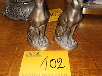 Lot 102 - bronzen hazewind honden. 2 stuks - afbeelding 1 van  4