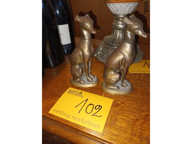 Lot 102 - bronzen hazewind honden. 2 stuks - afbeelding 2 van  4