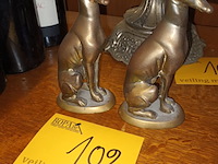 Lot 102 - bronzen hazewind honden. 2 stuks - afbeelding 2 van  4