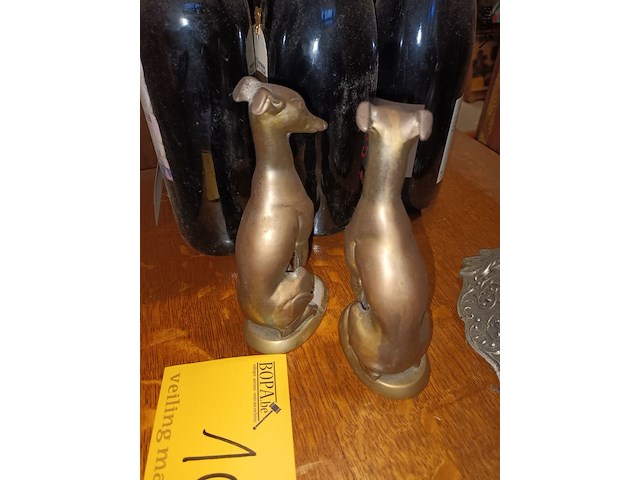 Lot 102 - bronzen hazewind honden. 2 stuks - afbeelding 3 van  4