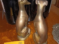 Lot 102 - bronzen hazewind honden. 2 stuks - afbeelding 3 van  4