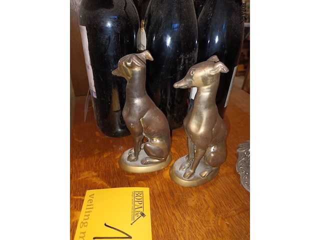 Lot 102 - bronzen hazewind honden. 2 stuks - afbeelding 4 van  4