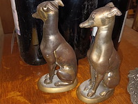 Lot 102 - bronzen hazewind honden. 2 stuks - afbeelding 4 van  4