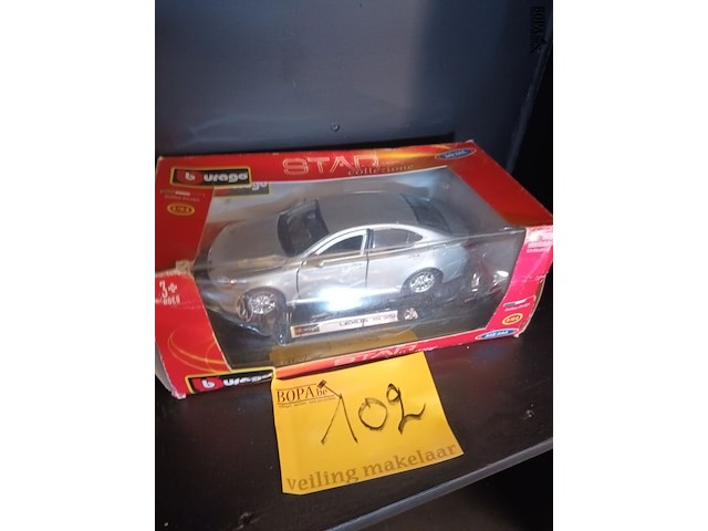 Lot 102 - burago lexus is 350 1/24 - afbeelding 1 van  5