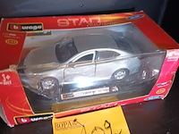 Lot 102 - burago lexus is 350 1/24 - afbeelding 1 van  5