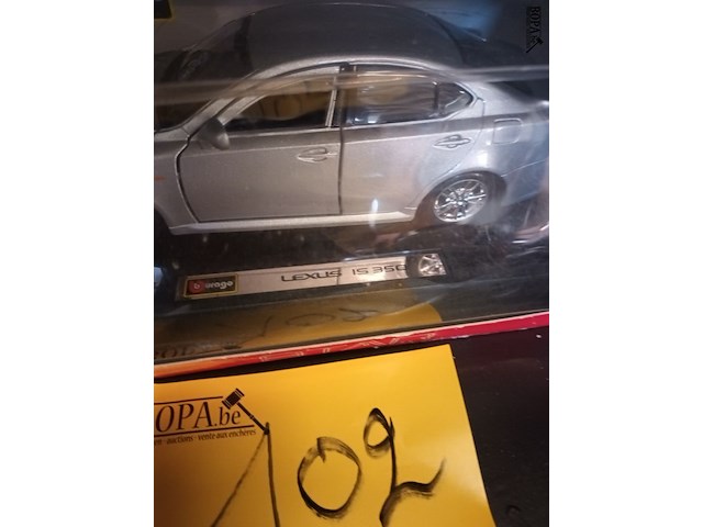 Lot 102 - burago lexus is 350 1/24 - afbeelding 2 van  5