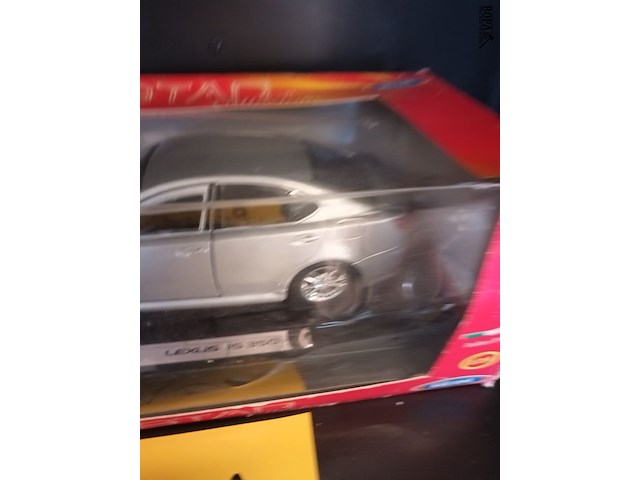 Lot 102 - burago lexus is 350 1/24 - afbeelding 3 van  5