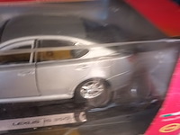Lot 102 - burago lexus is 350 1/24 - afbeelding 3 van  5