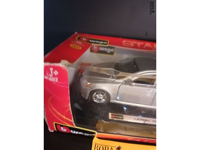 Lot 102 - burago lexus is 350 1/24 - afbeelding 4 van  5