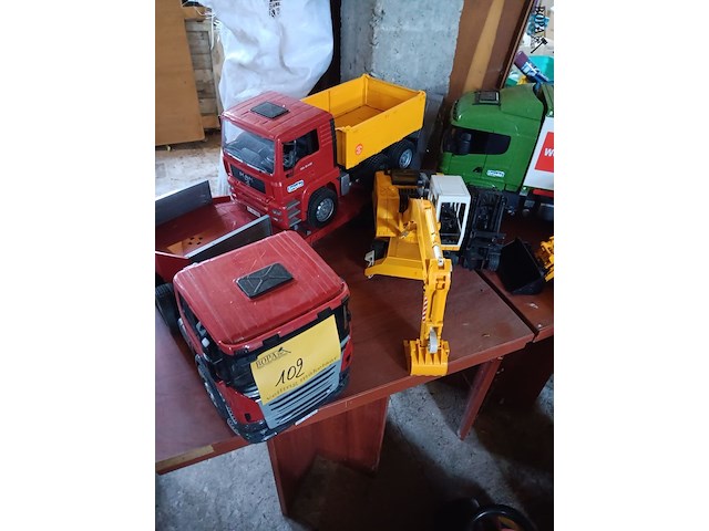 Lot 102 - camions en kraantjes. 10 stuks - afbeelding 1 van  10