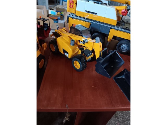 Lot 102 - camions en kraantjes. 10 stuks - afbeelding 5 van  10