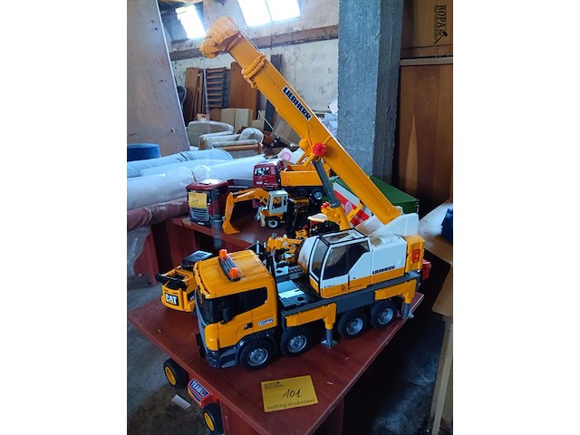Lot 102 - camions en kraantjes. 10 stuks - afbeelding 8 van  10