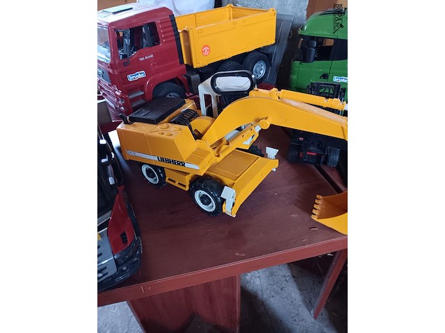 Lot 102 - camions en kraantjes. 10 stuks - afbeelding 10 van  10