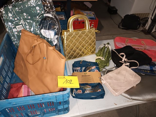 Lot 102 - handtassen en draagtassen. 11 stuks - afbeelding 1 van  6