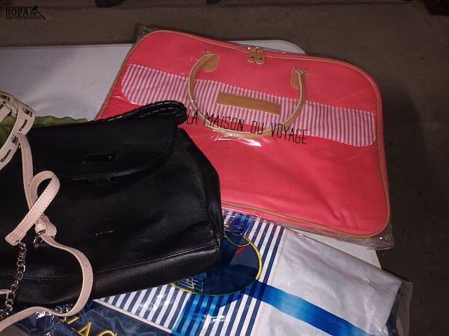 Lot 102 - handtassen en draagtassen. 11 stuks - afbeelding 6 van  6