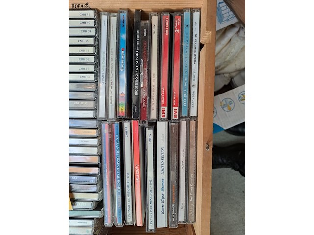 Lot 102 - lot cd's 'chansons': belgisch, nederlands, frans - afbeelding 2 van  3