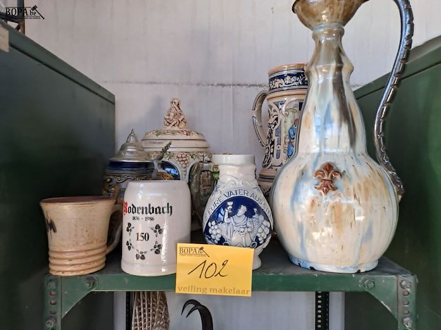 Lot 102 - oude bierkannen en potten in aardewerk duitse stijl - afbeelding 1 van  6